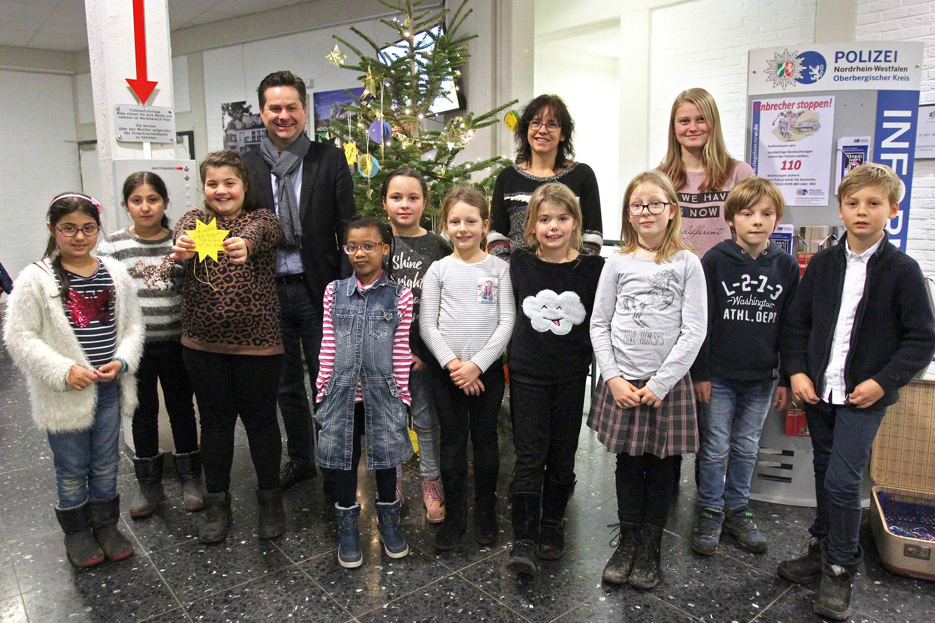 GGS Wiehl: Kinder schmückten den Tannenbaum im Foyer des Rathauses