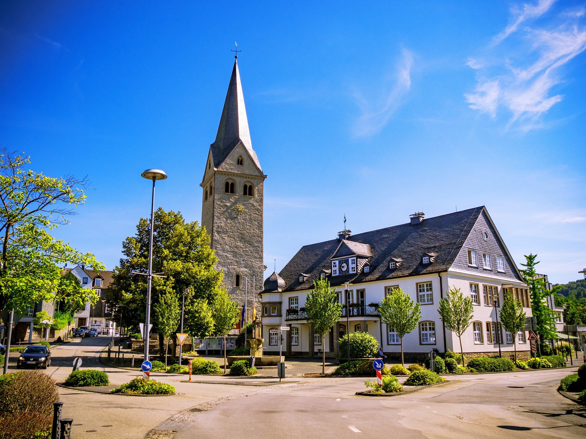 Stadt Wiehl: Kirche und Rathaus