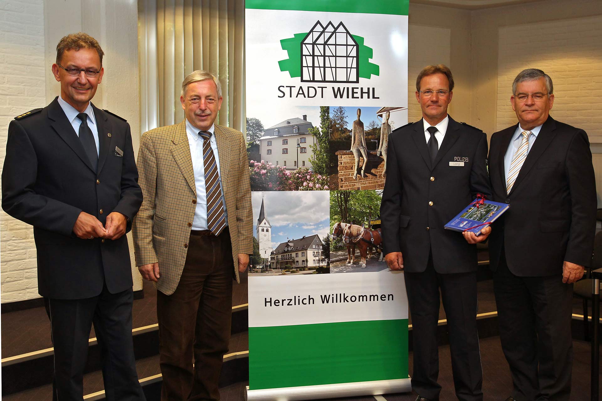Polizeihauptkommissar Jochen Lang als neuer Bezirksdienstbeamter in Wiehl vorgestellt