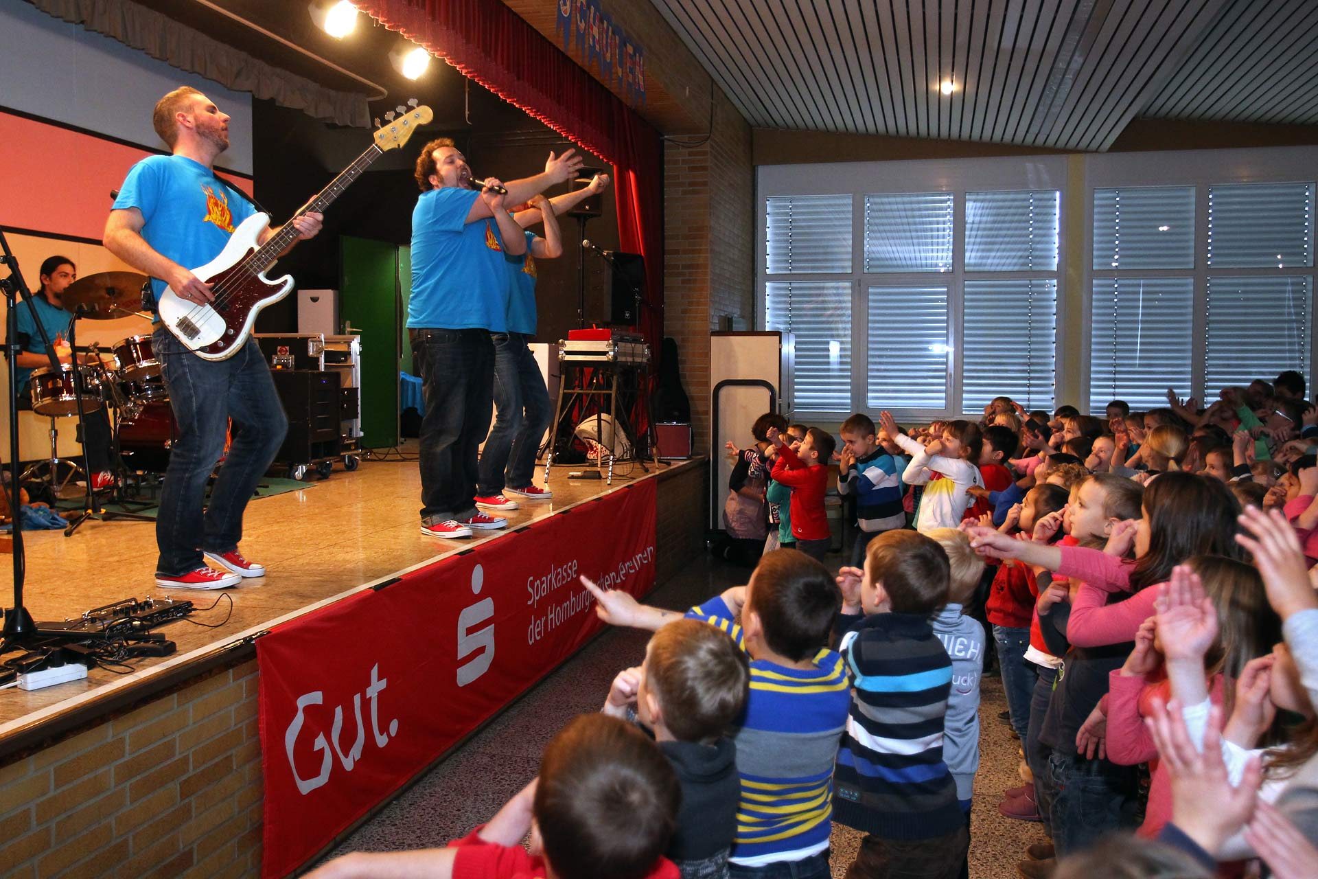 Sparkasse schickte Rockband in die Grundschule Oberwiehl