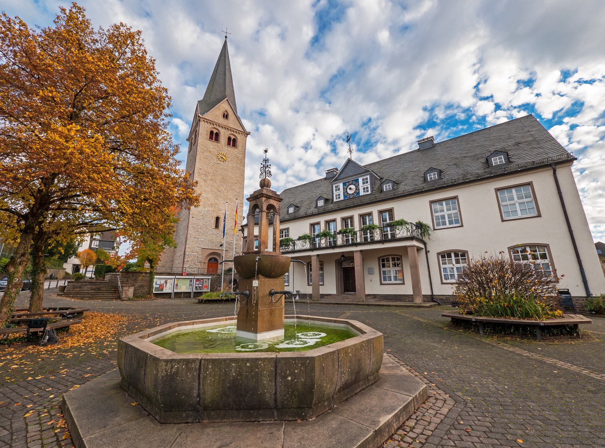 Kirche, Rathaus und Rathausbrunnen
