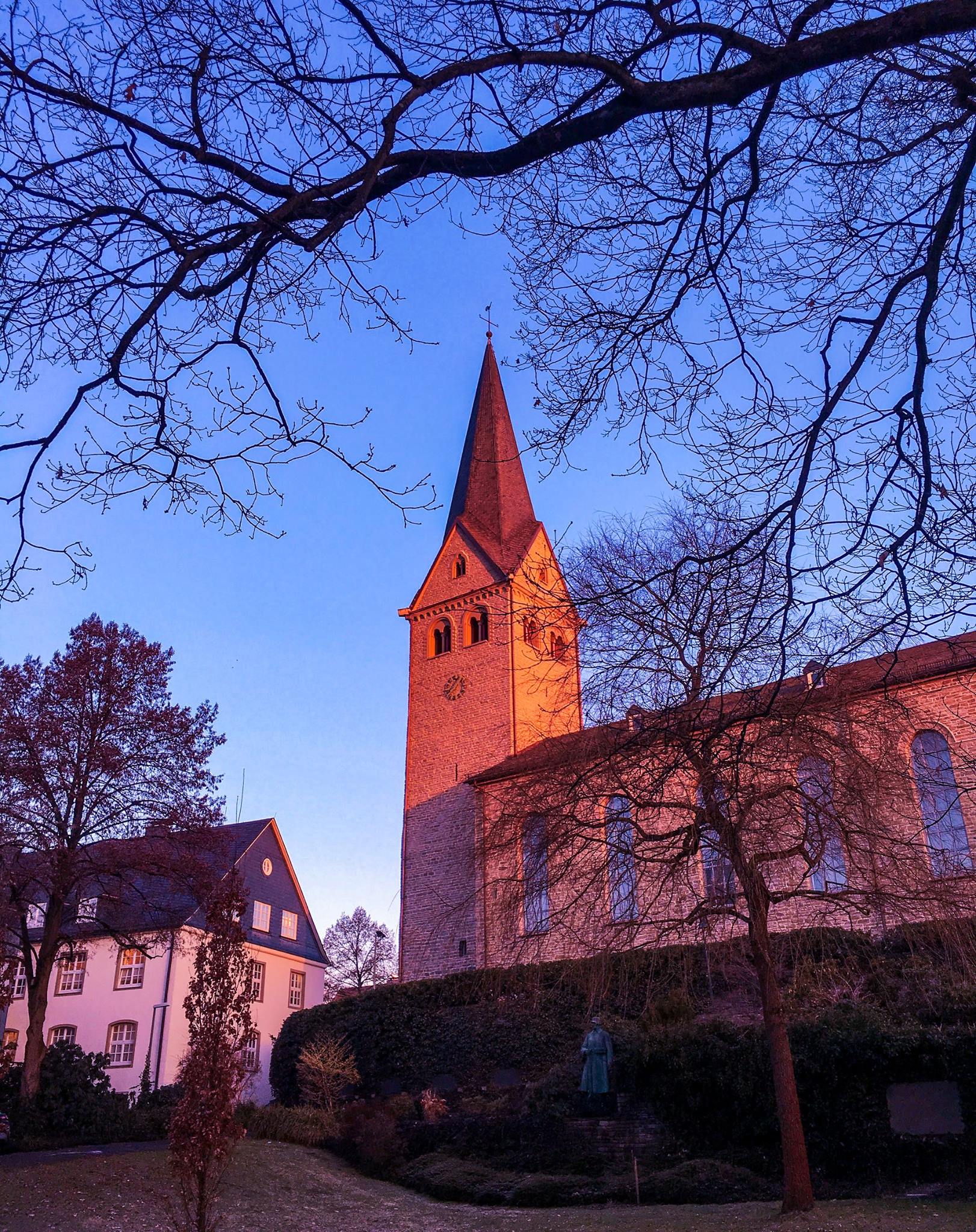 Wiehler Kirche in der Morgensonne