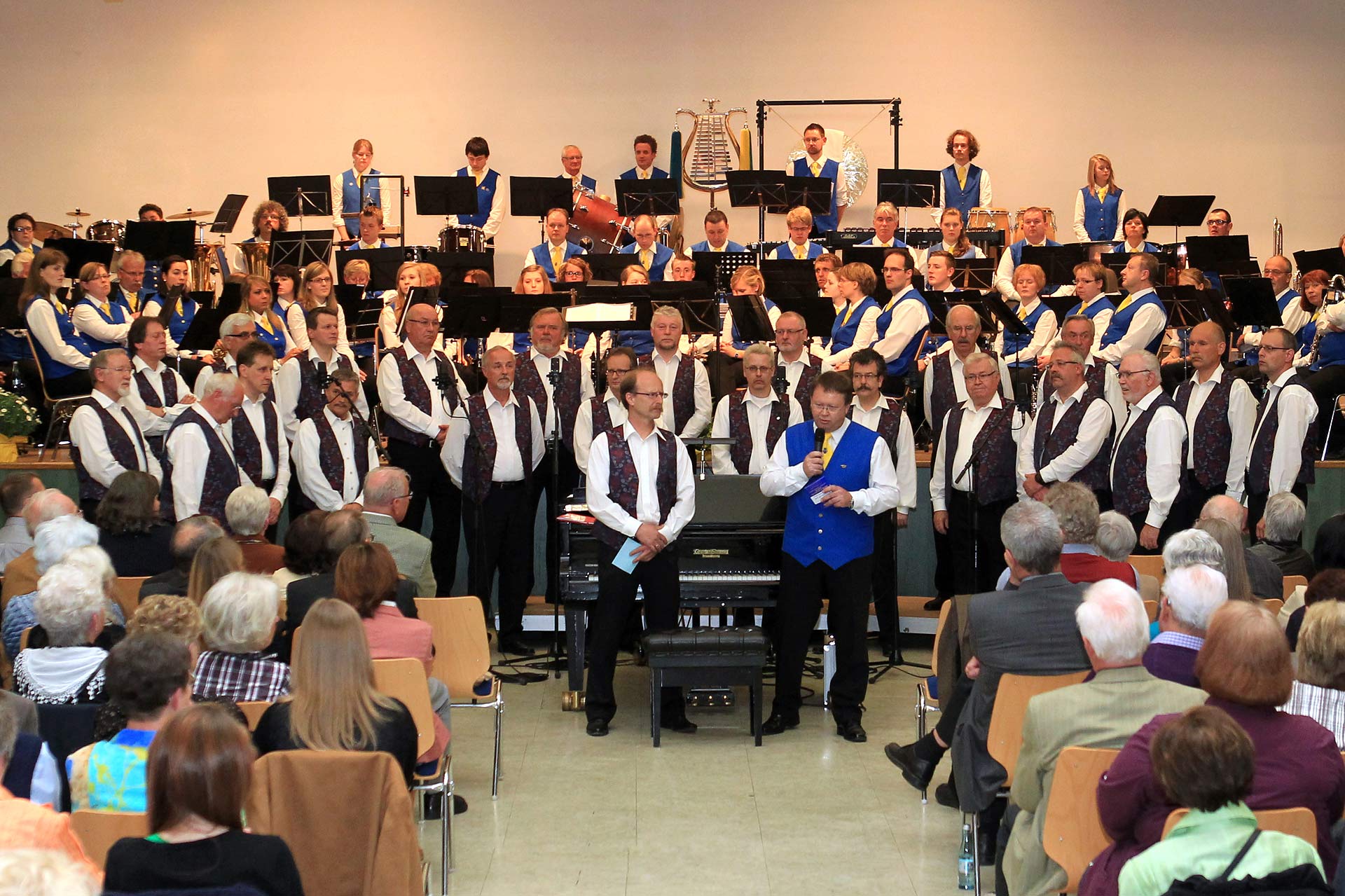 Musikverein Heddinghausen und Oberwiehler Sängerquartett gaben ein Konzert für die Hospizarbeit in Wiehl: „Von Indianern, Spaniern und Polkatänzern“