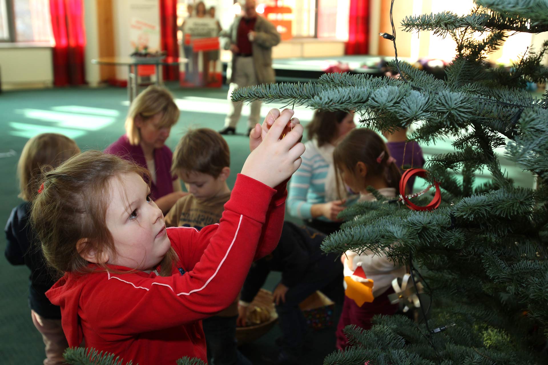 Samenkorn-Kids bringen weihnachtlichen Glanz in die Sparkasse
