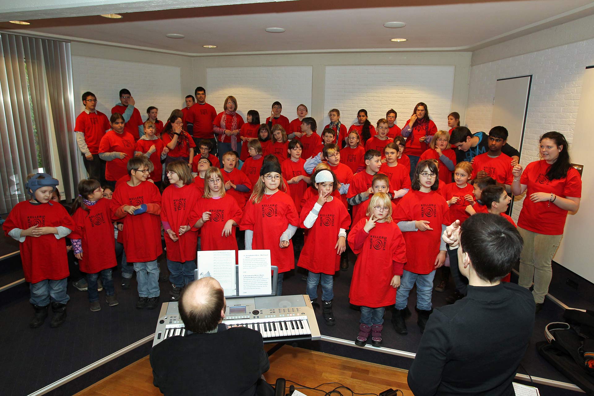 Zum fünften Mal brachte die Helen-Keller-Schule musikalische Weihnachtsgrüße in das Rathaus