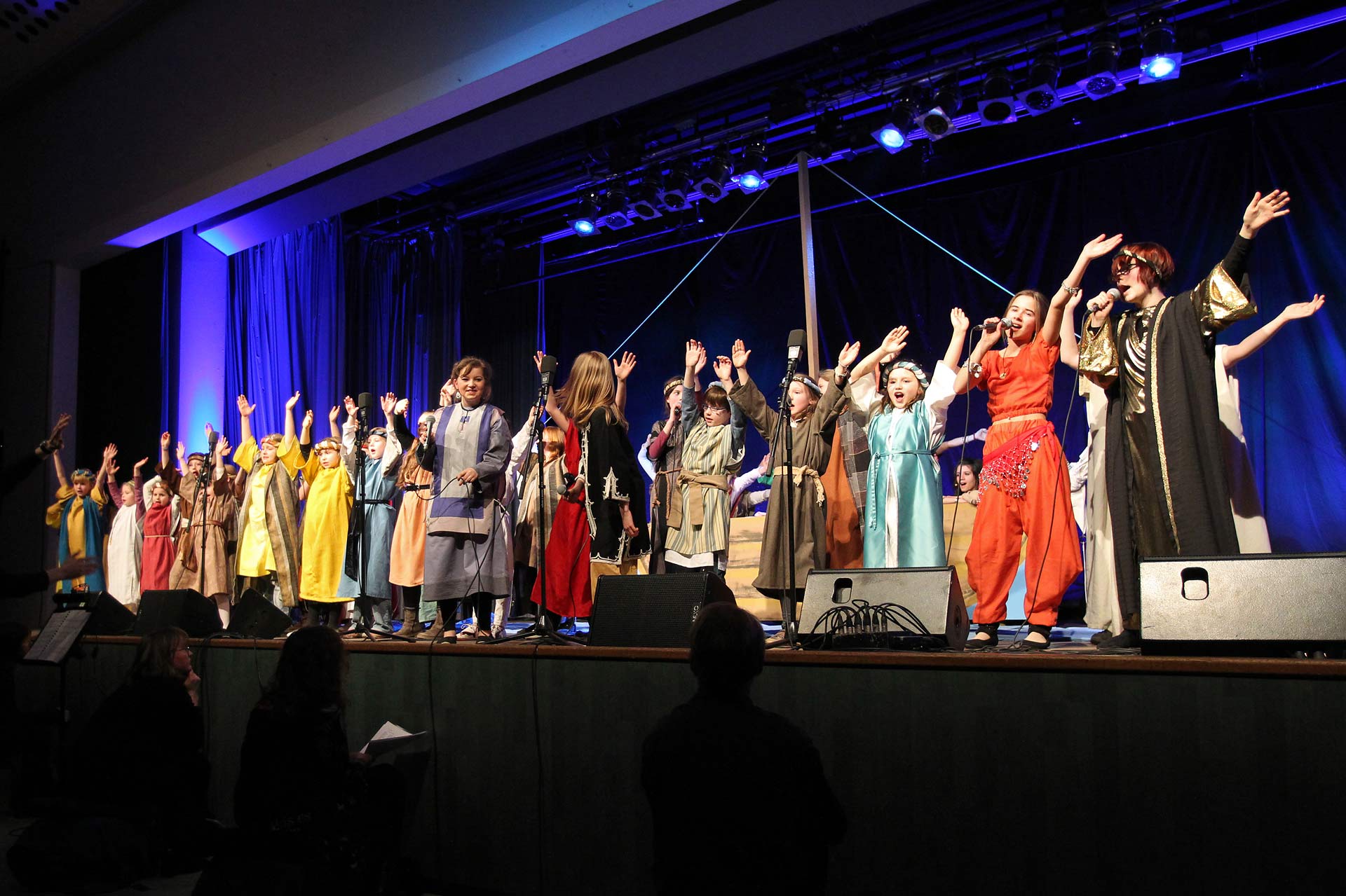 Fetziges Kindermusical überzeugte in der Wiehltalhalle: „Jona auf Abwegen“ feierte Premiere