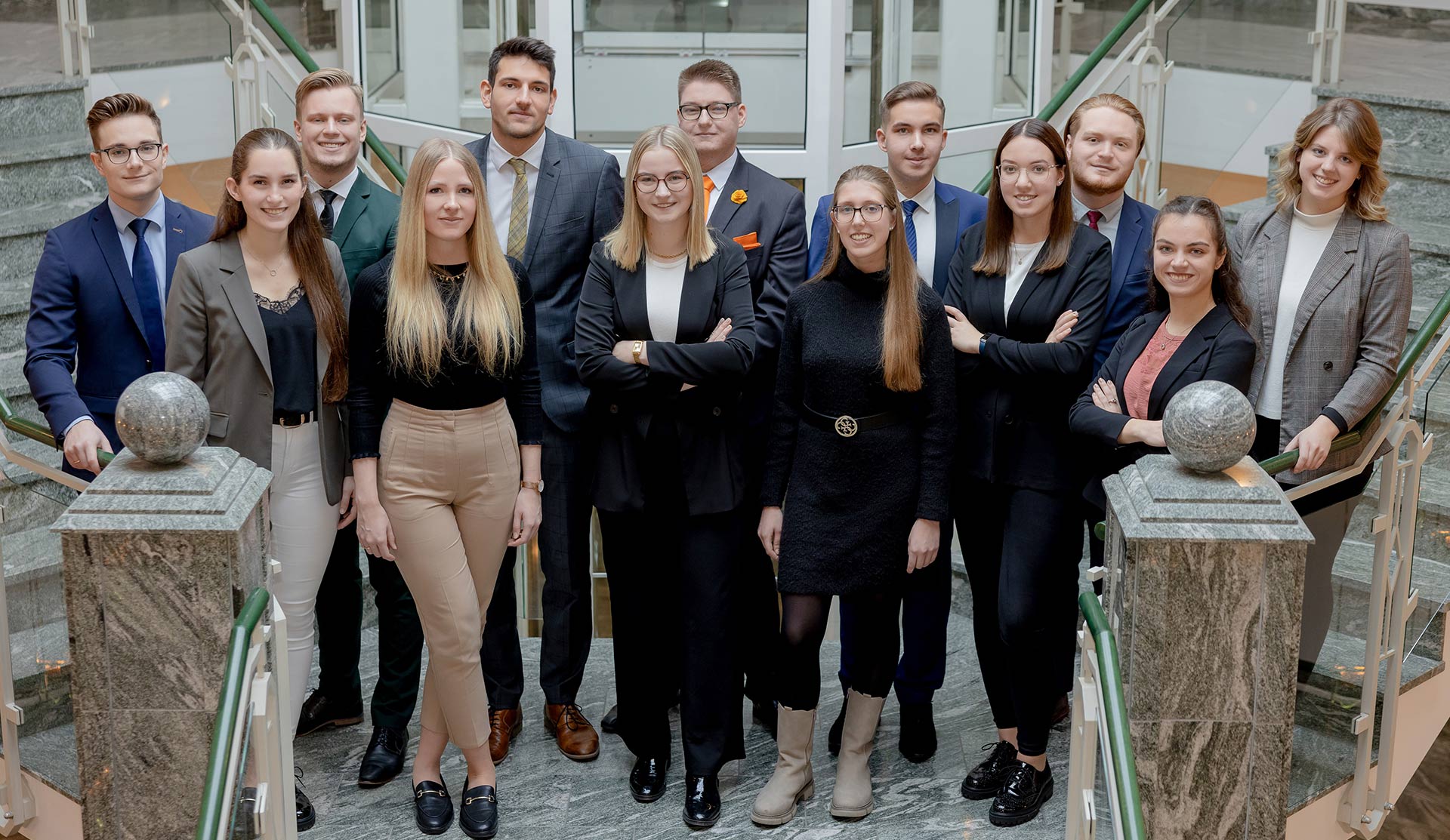 Motivierter Zuwachs für die Volksbank Oberberg: 13 junge Bankkaufleute freuen sich auf ihre berufliche Zukunft