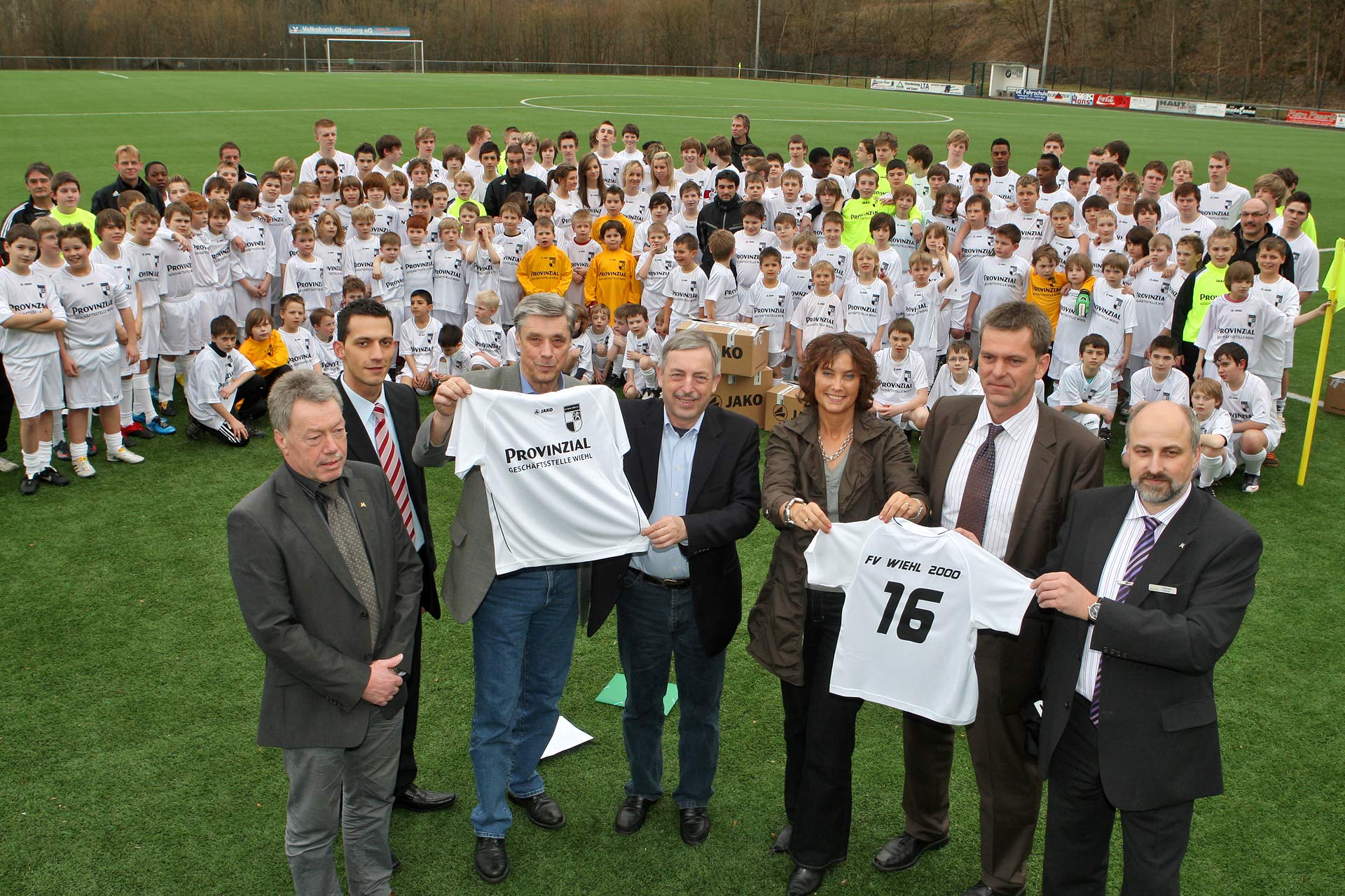 Große Freude bei den Jugendmannschaften des FV Wiehl: Provinzial Rheinland übergab Trikotsätze für alle Jugendmannschaften