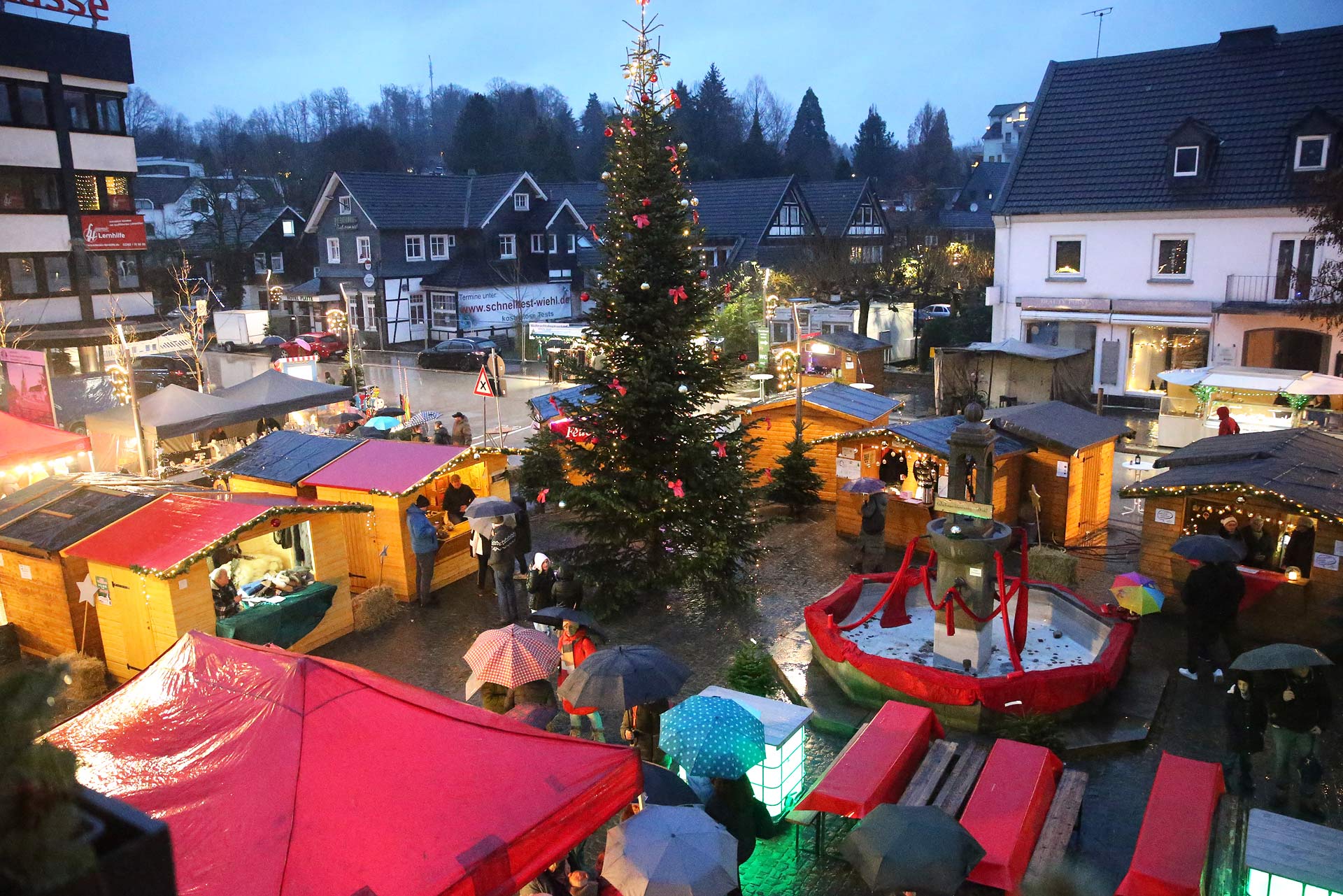 Wiehler Weihnachtsmarkt am Samstag bei Regen und Wind