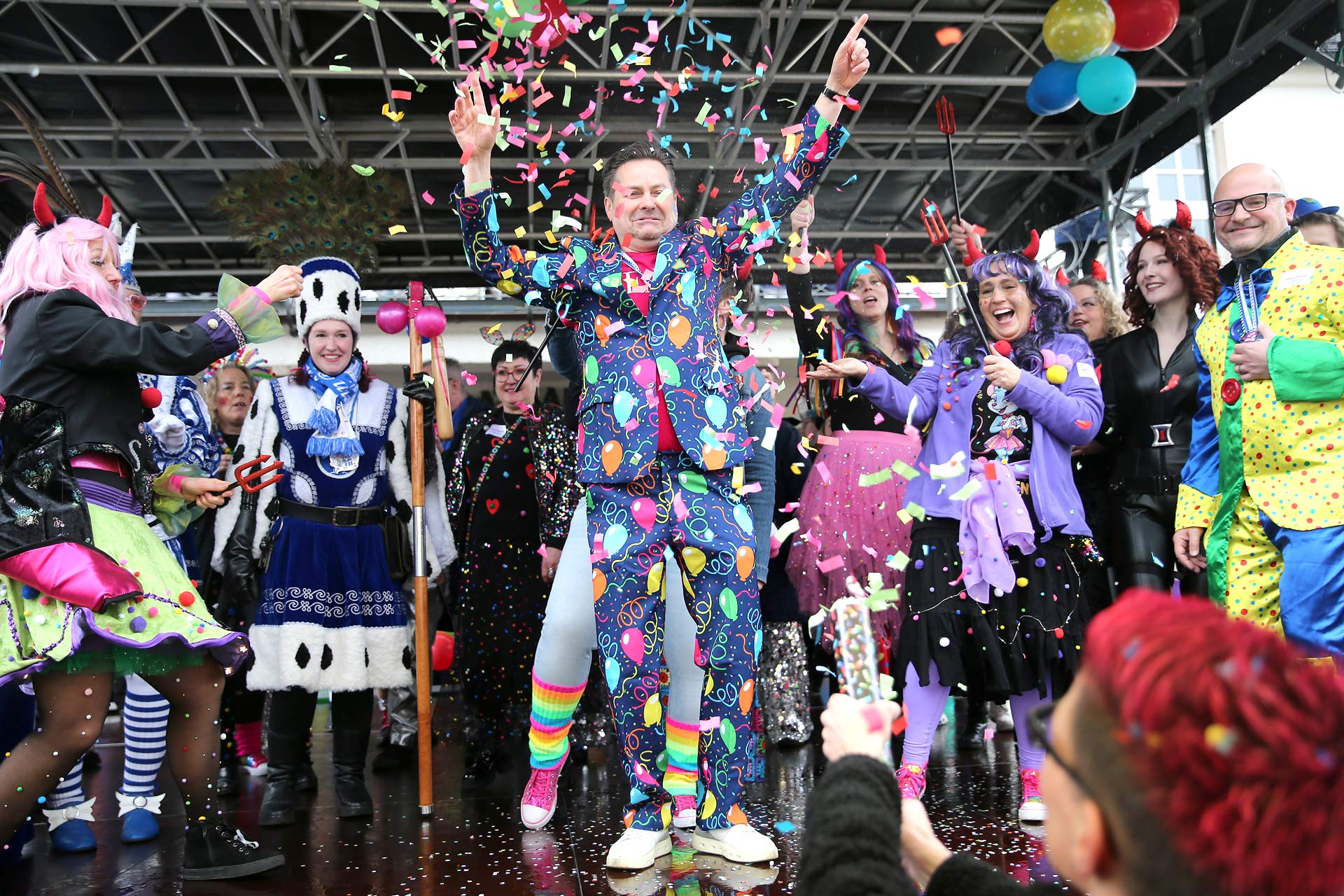 Im Konfettiregen Rathaus gestürmt